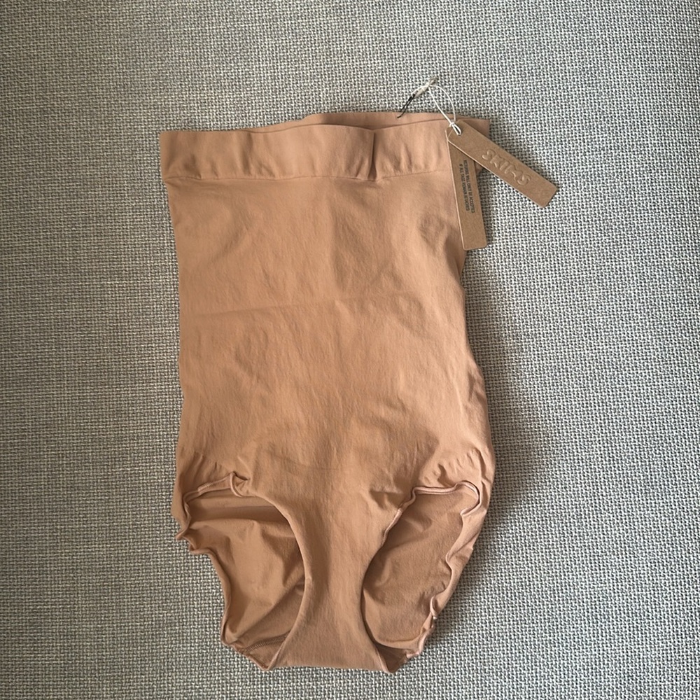 NWT- SKIMS-everyday sculpt high waisted brief ochre. Size XL. - Picture 3 of 8